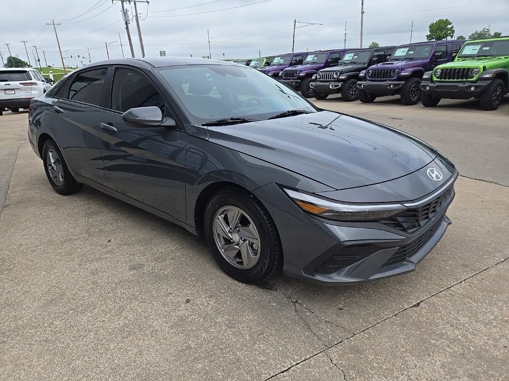 Used 2025 Hyundai Elantra SE FWD image 15