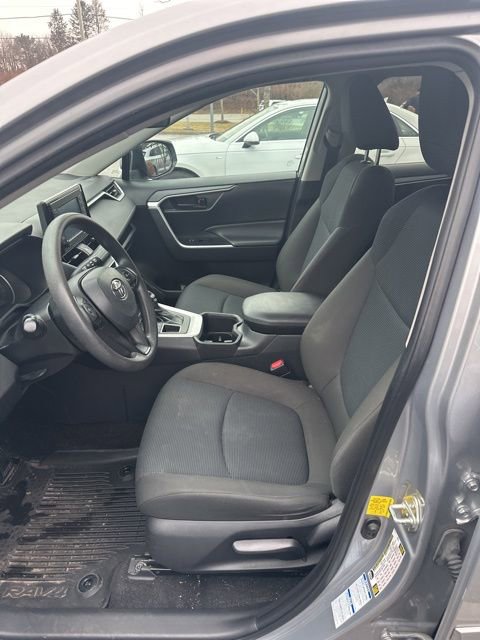 Used 2022 Toyota RAV4 LE image 9