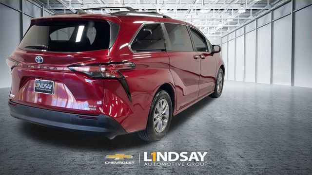Used 2021 Toyota Sienna XLE image 9