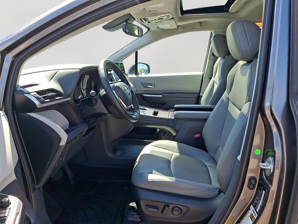 Used 2023 Toyota Sienna XLE FWD image 14