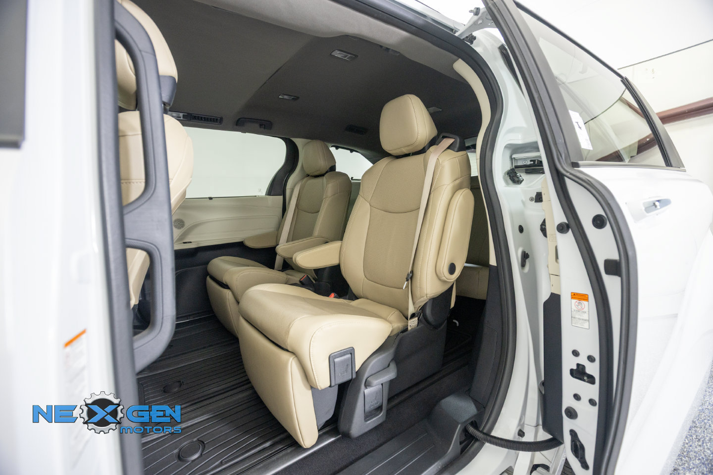 Used 2024 Toyota Sienna Limited AWD/4WD image 25