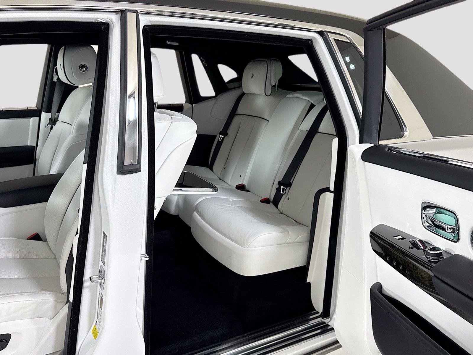 Used 2023 Rolls-Royce Phantom Sedan RWD image 26