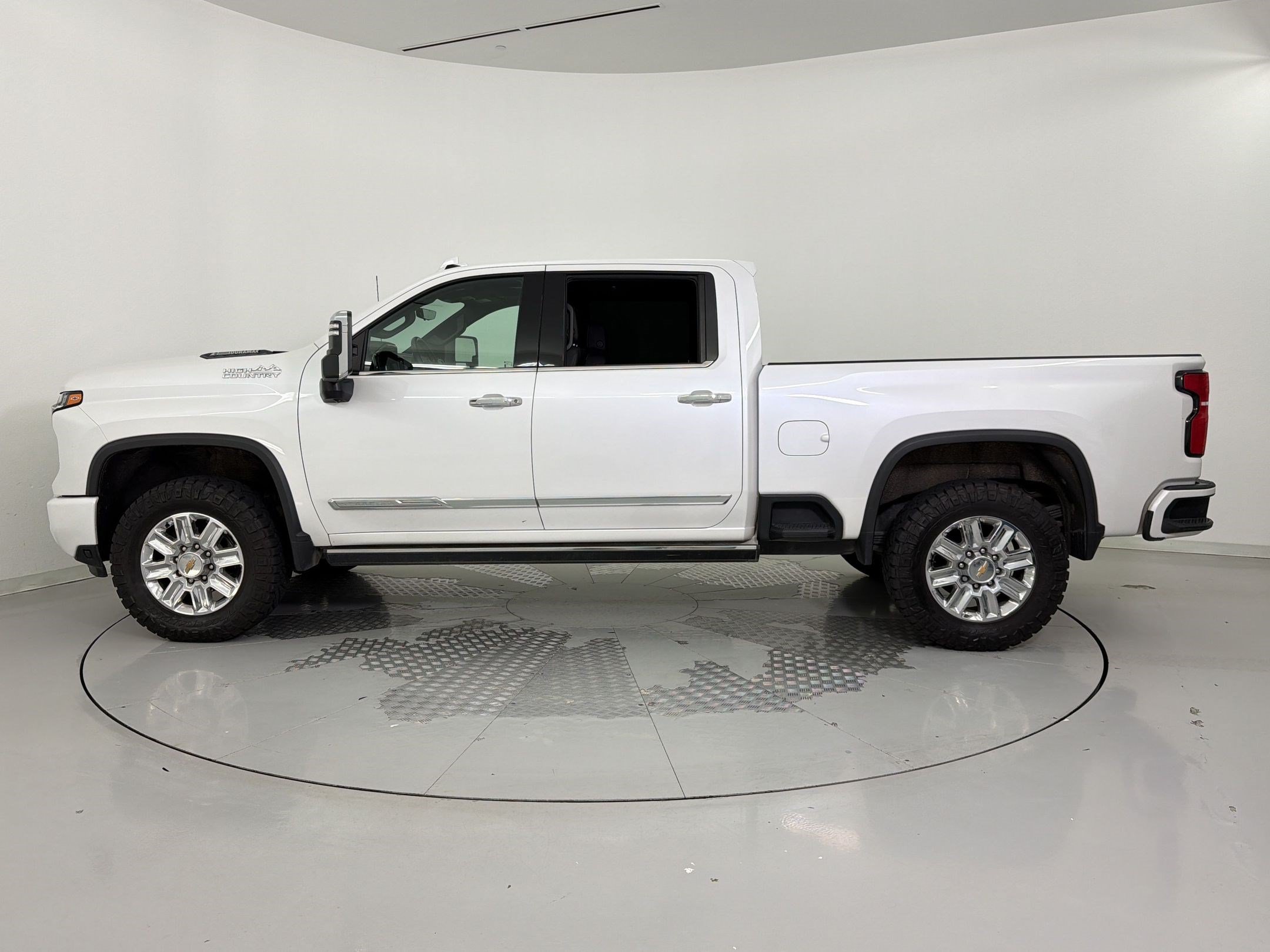 Used 2024 Chevrolet Silverado 2500 High Country w/ High Country Premium Package AWD/4WD image 2