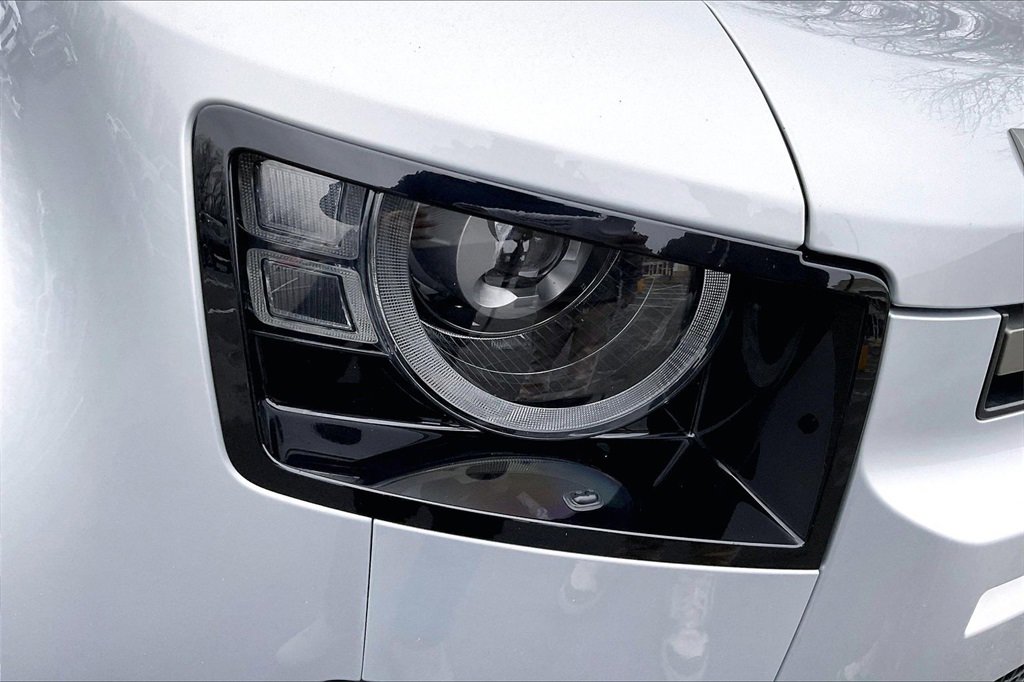 Used 2023 Land Rover Defender 110 X-Dynamic SE image 32