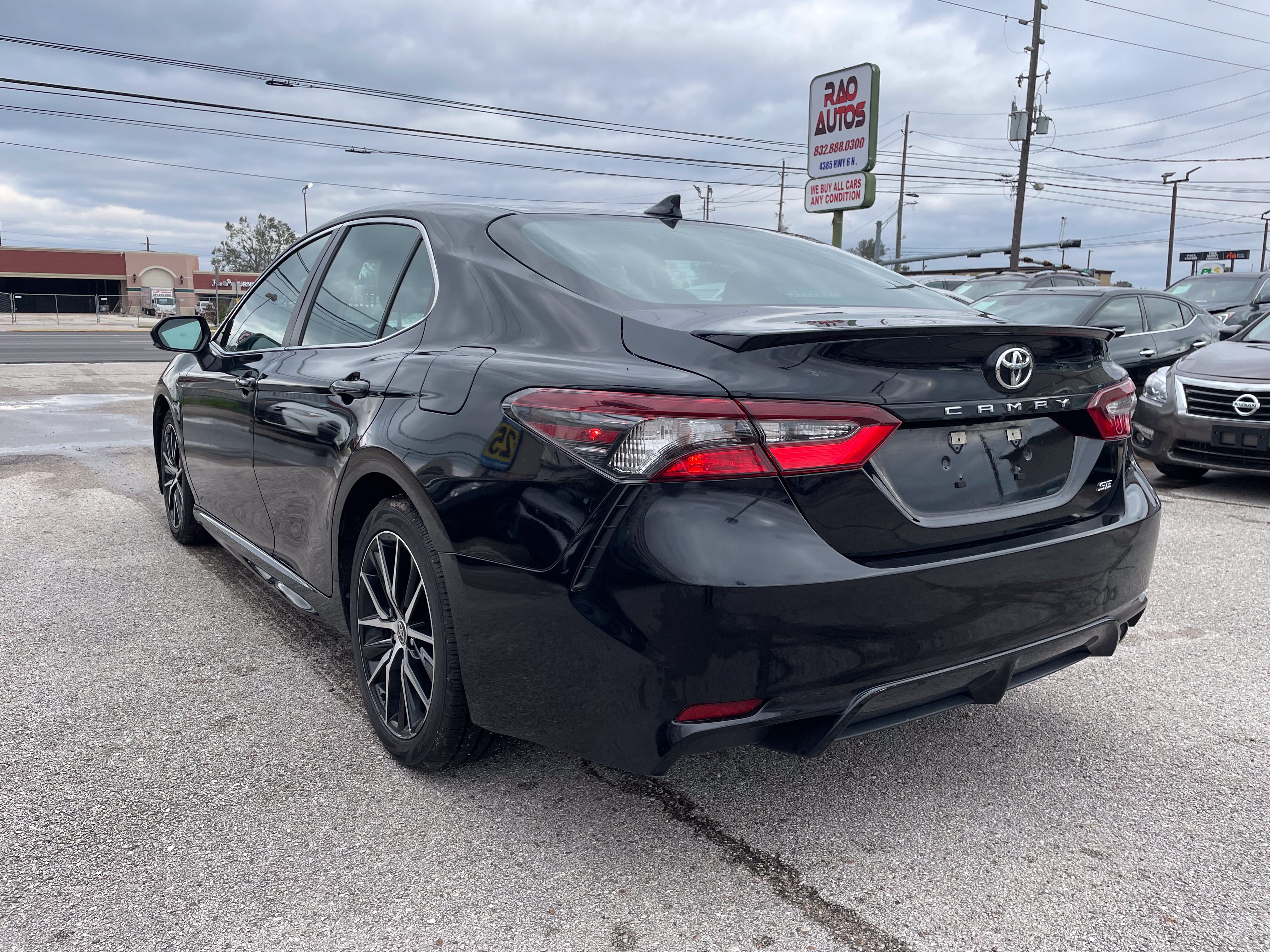 Used 2022 Toyota Camry SE FWD image 3