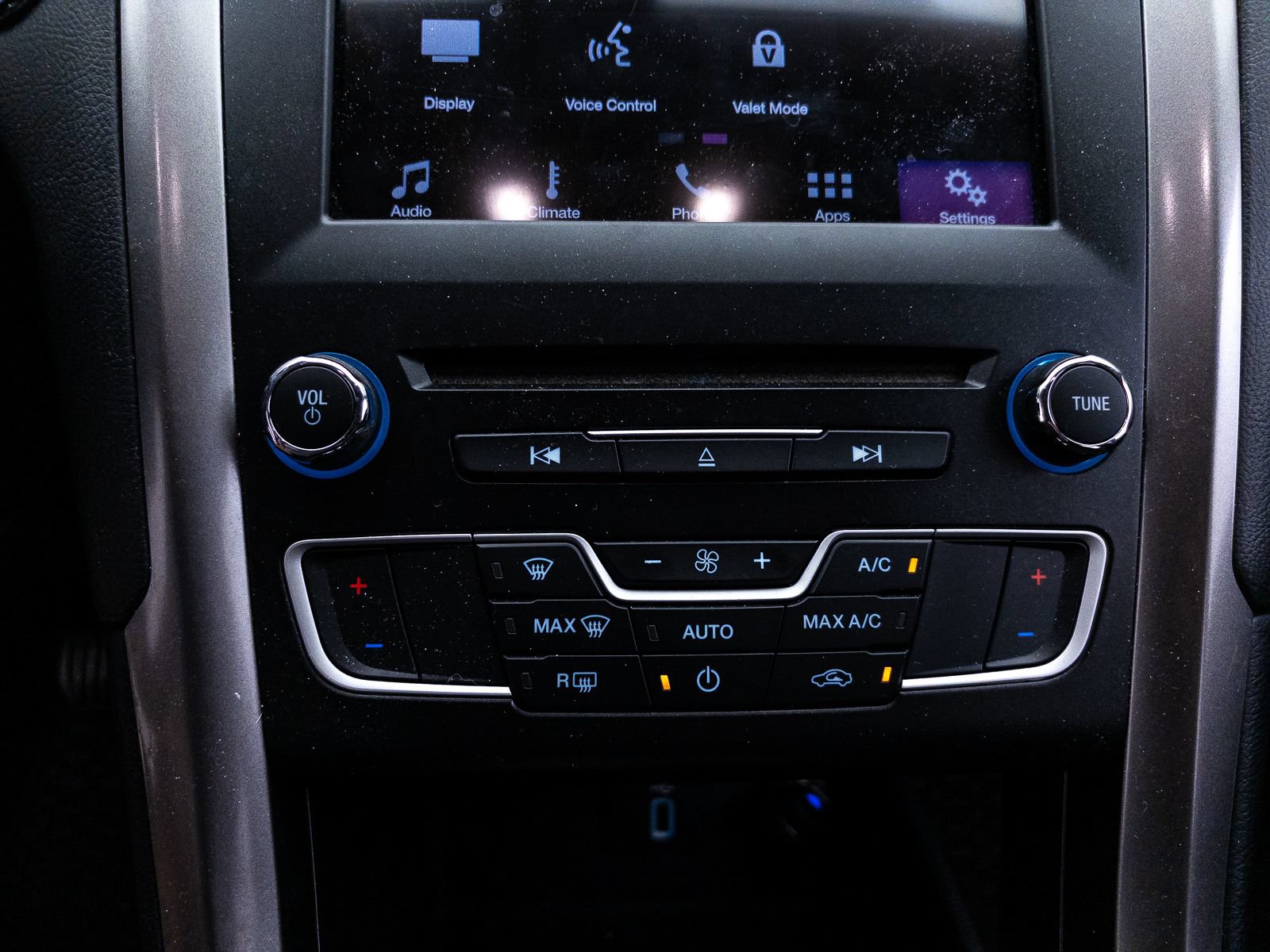 Used 2018 Ford Fusion SE w/ Fusion SE Technology Package FWD image 20