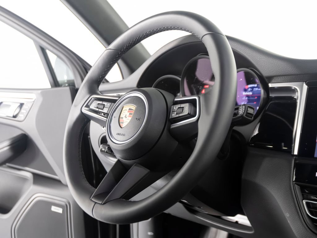 Certified 2026 Porsche Macan AWD/4WD image 33