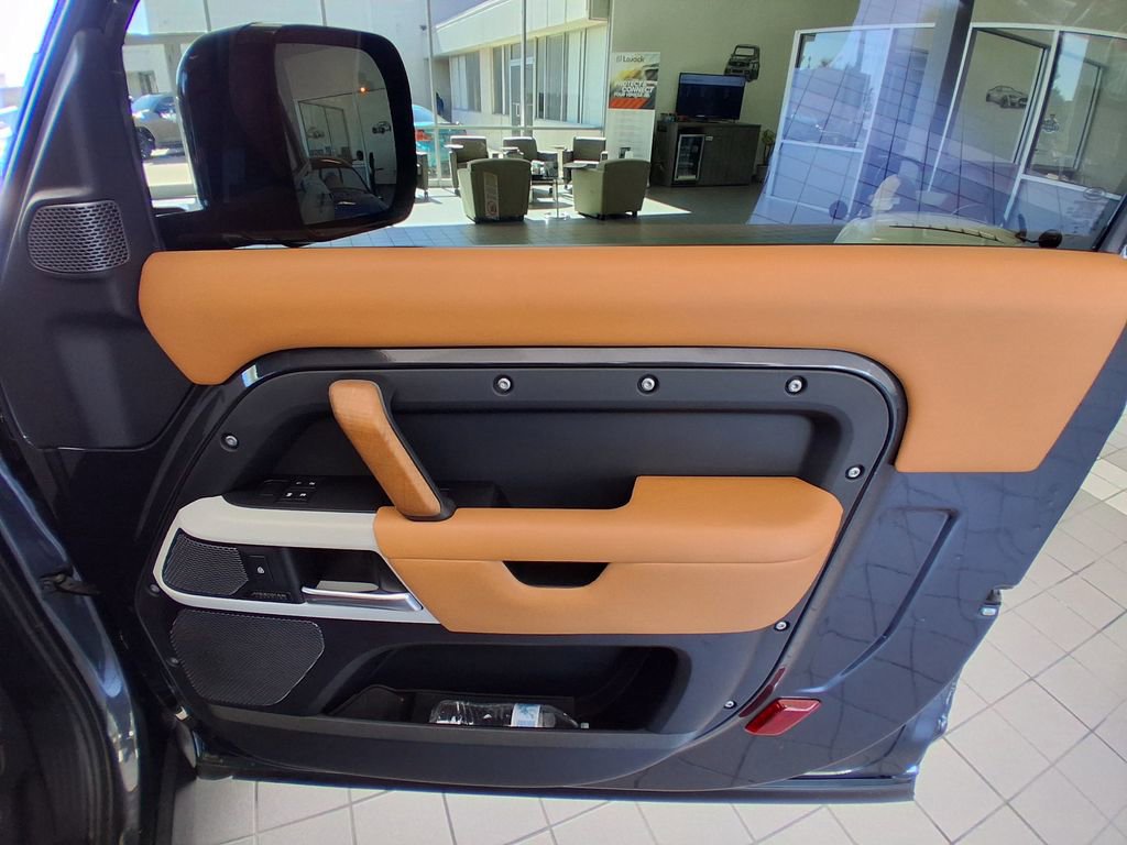 Used 2023 Land Rover Defender 90 X-Dynamic SE image 23
