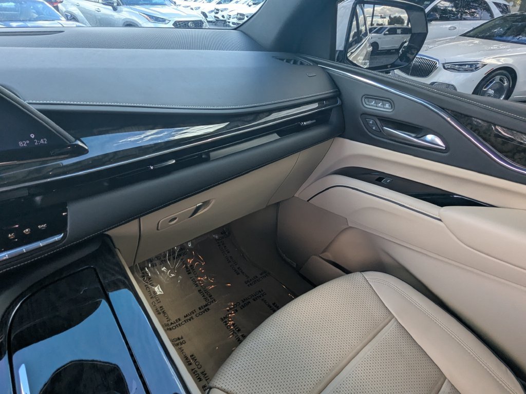 Used 2023 Cadillac Escalade ESV Premium Luxury AWD/4WD image 4