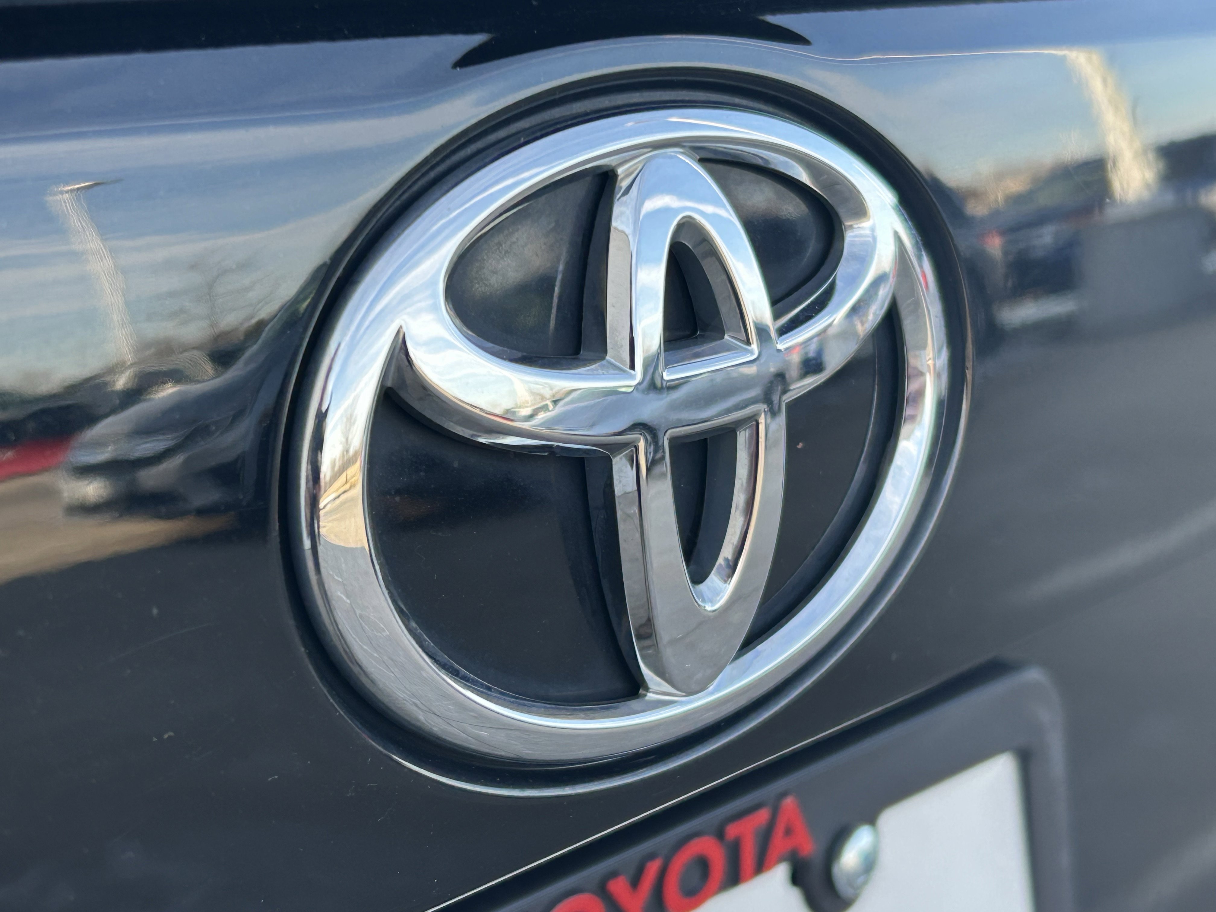 Used 2022 Toyota RAV4 XLE Premium image 7