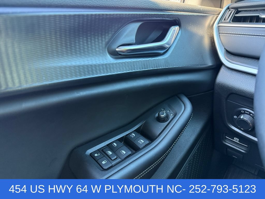 Used 2025 Jeep Grand Cherokee Altitude AWD/4WD image 21