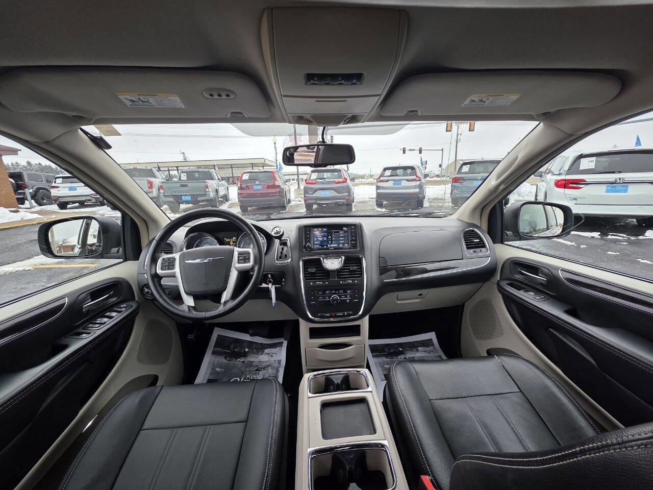 Used 2016 Chrysler Town & Country Touring image 10