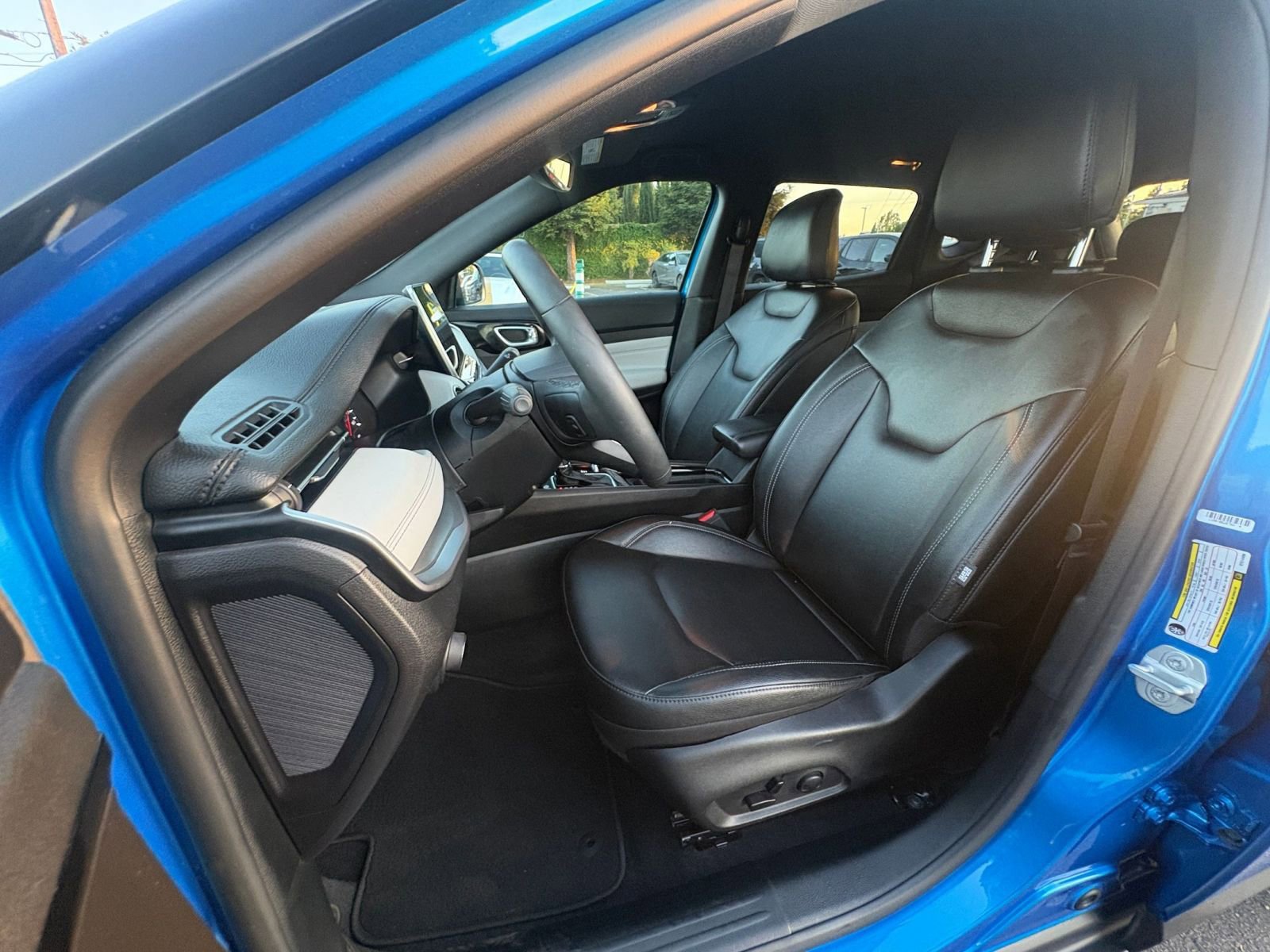 Used 2025 Jeep Compass Limited image 37