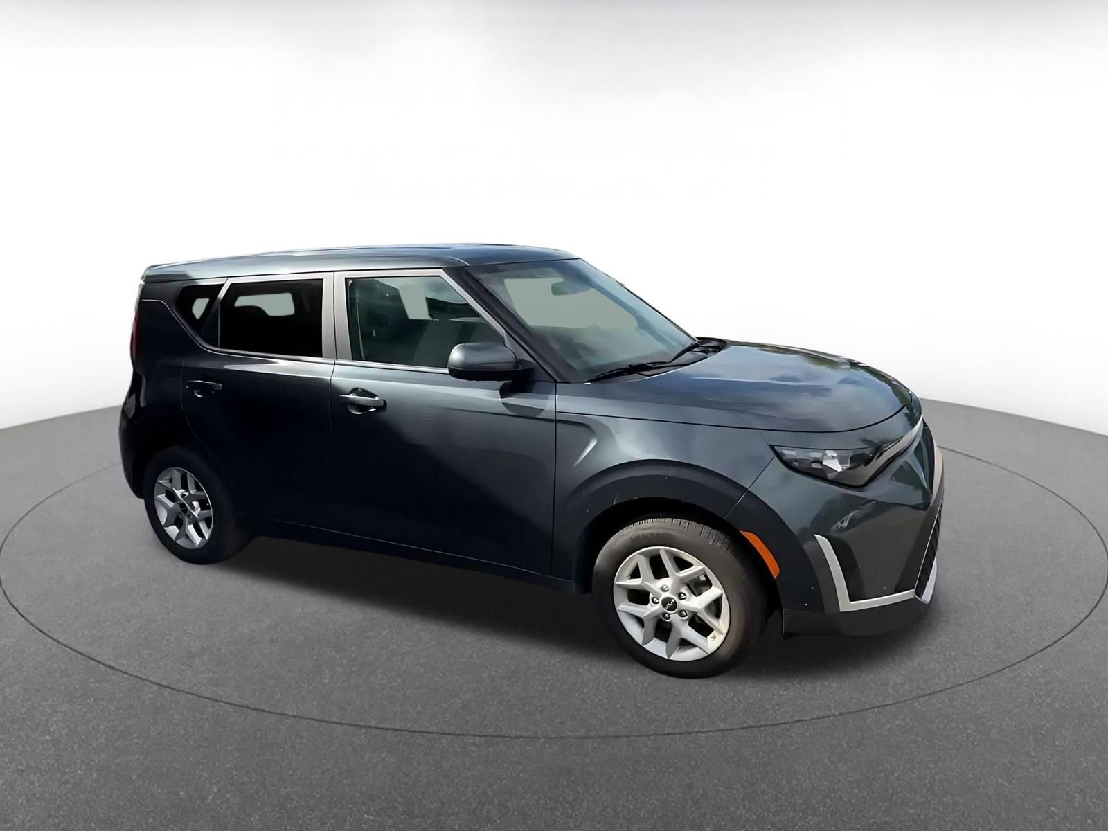 Used 2025 Kia Soul LX w/ LX Technology Package FWD image 2
