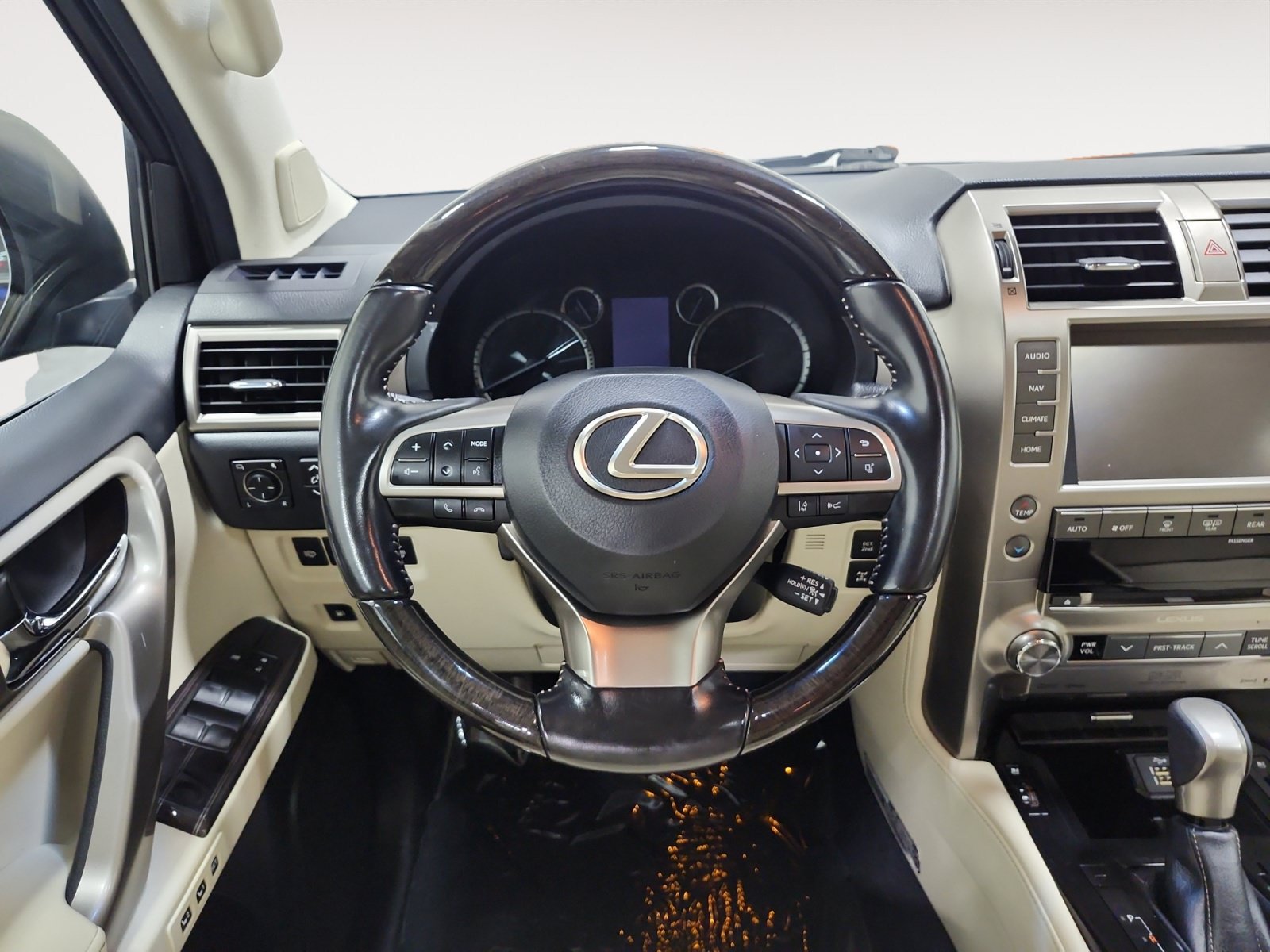 Used 2020 Lexus GX 460 Luxury w/ Accessory Package AWD/4WD image 12