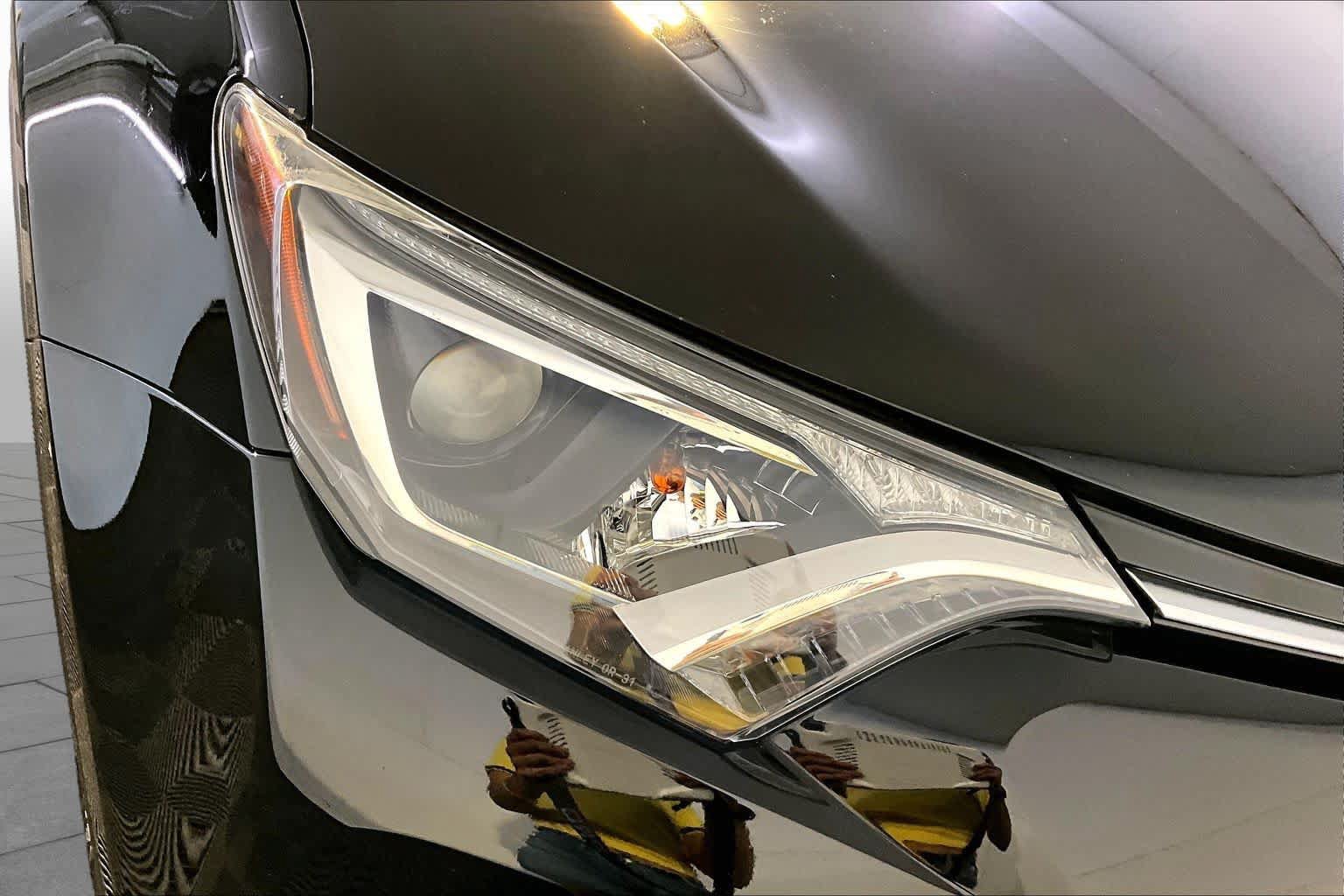 Used 2018 Toyota RAV4 XLE AWD/4WD image 27