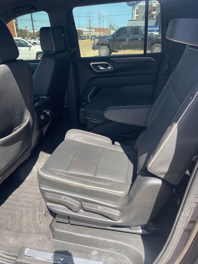Used 2024 GMC Yukon XL SLT w/ SLT Luxury Package image 10