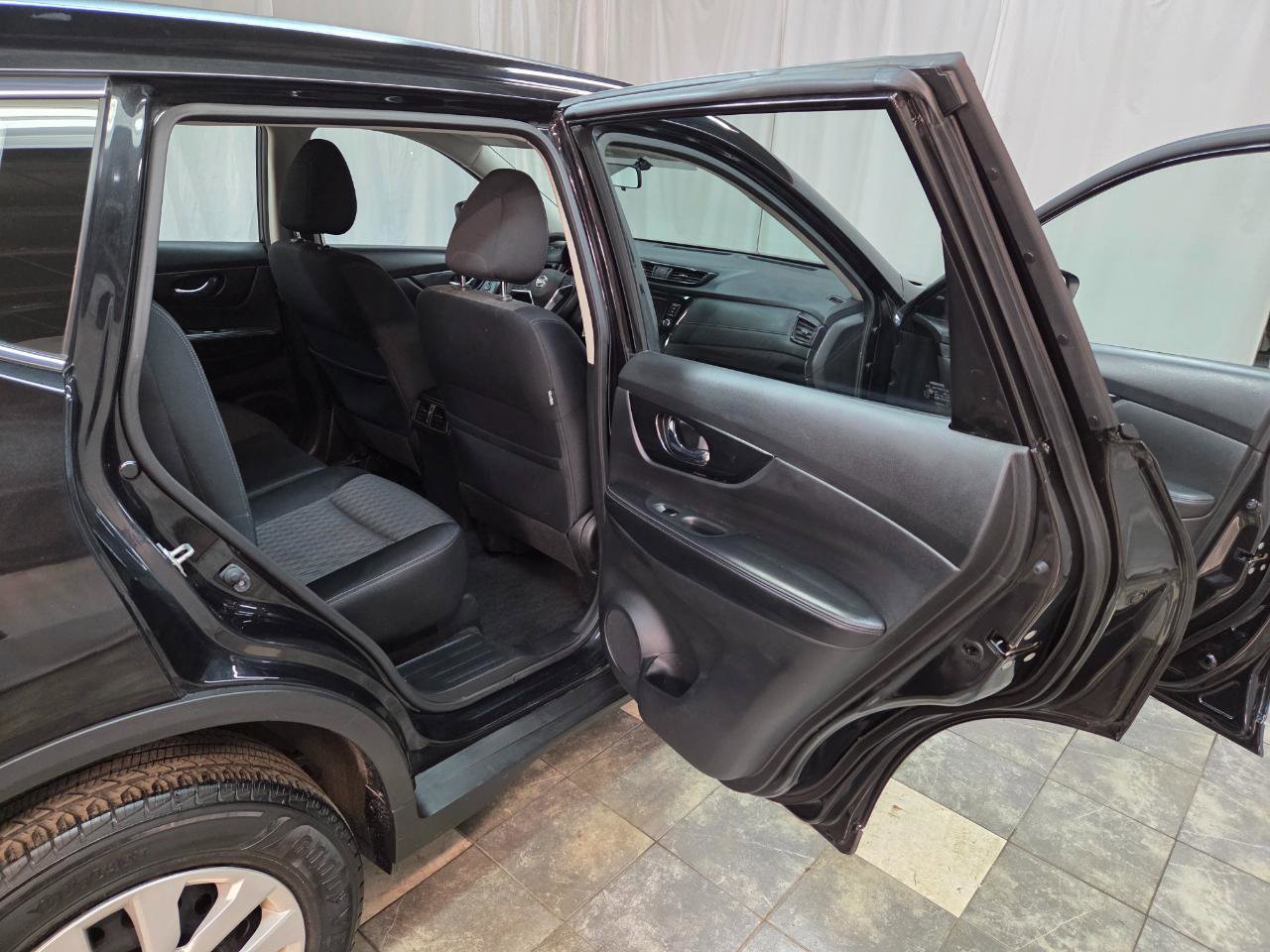 Used 2018 Nissan Rogue S image 12