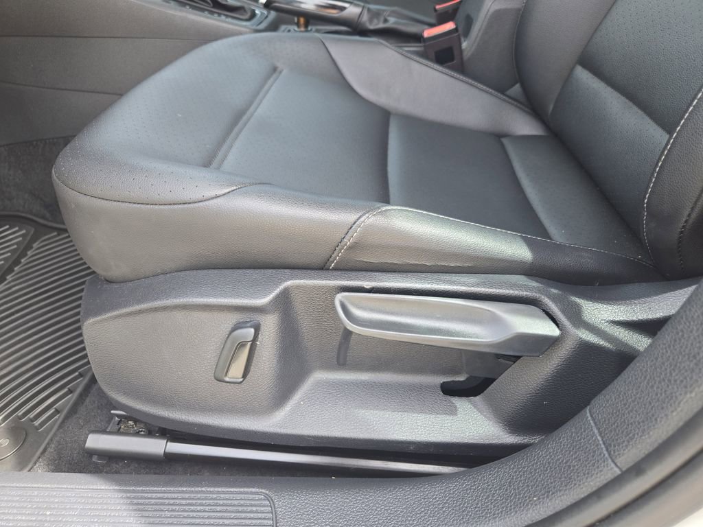 Used 2019 Volkswagen Golf SE image 25