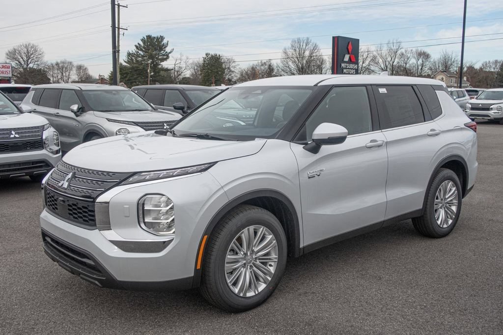 New 2025 Mitsubishi Outlander ES