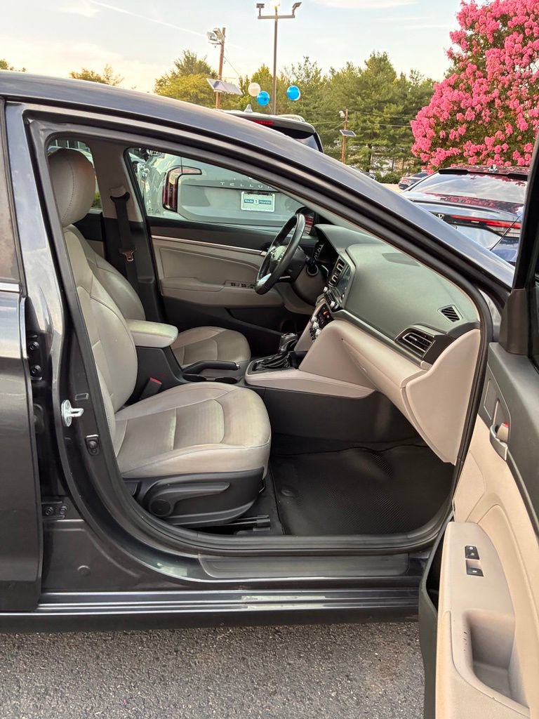Used 2020 Hyundai Elantra Limited FWD image 18