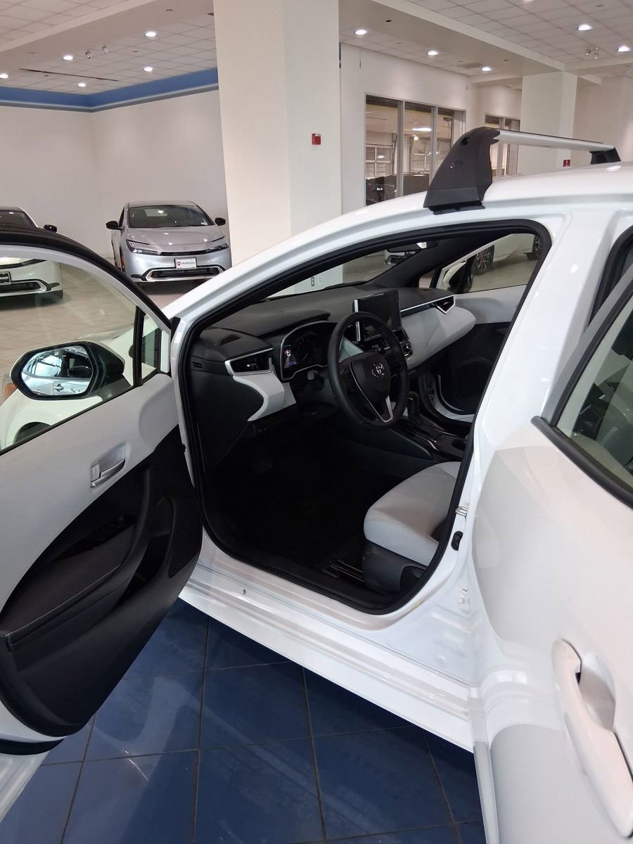 Used 2025 Toyota Corolla SE w/ SE Package image 8