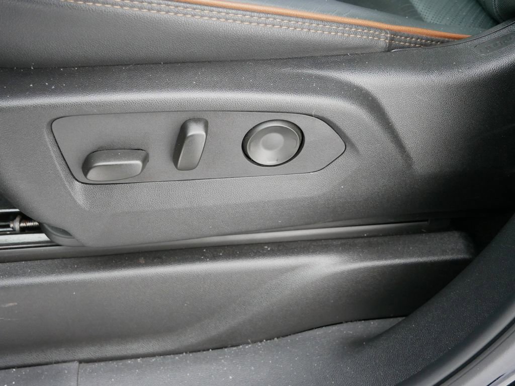 Used 2025 GMC Yukon XL AT4 AWD/4WD image 23