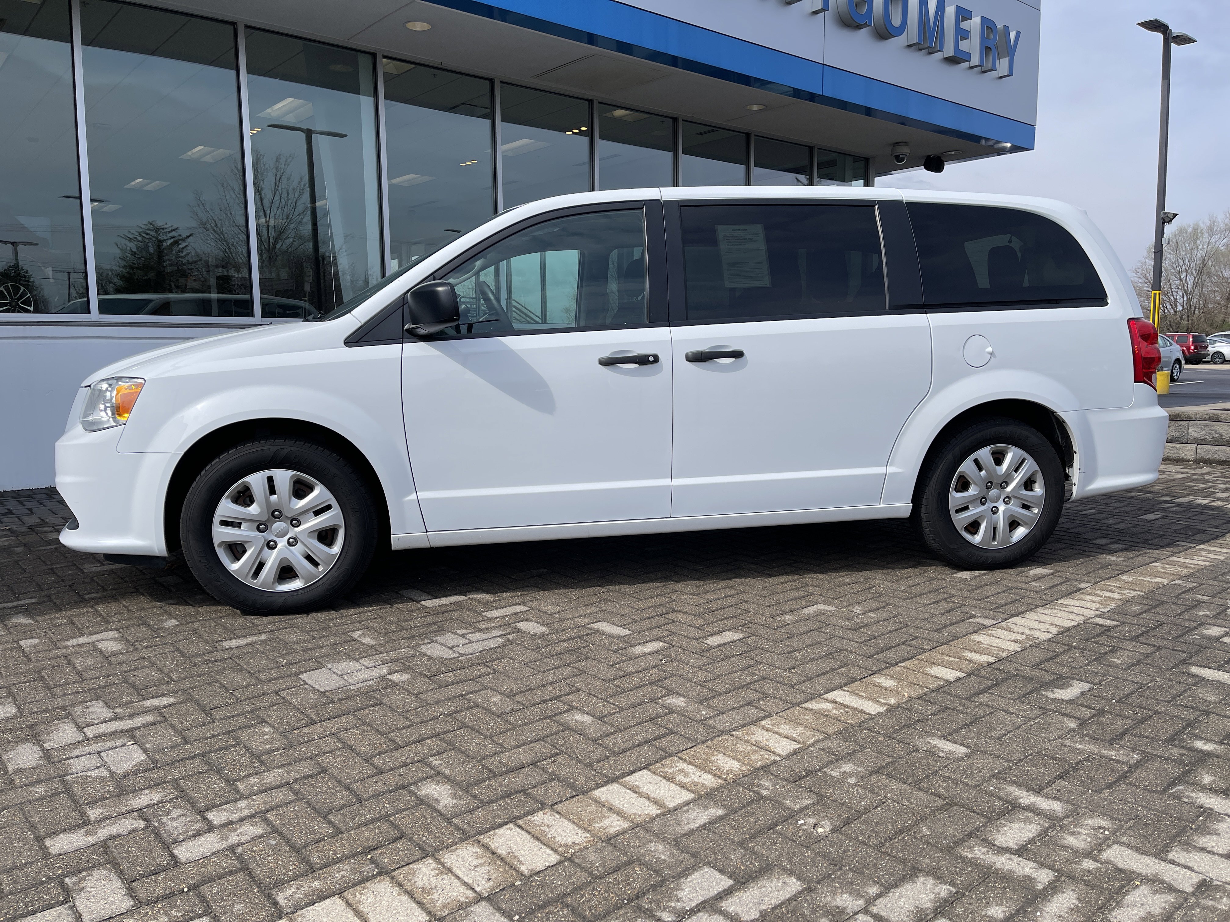 Used 2019 Dodge Grand Caravan SE image 2