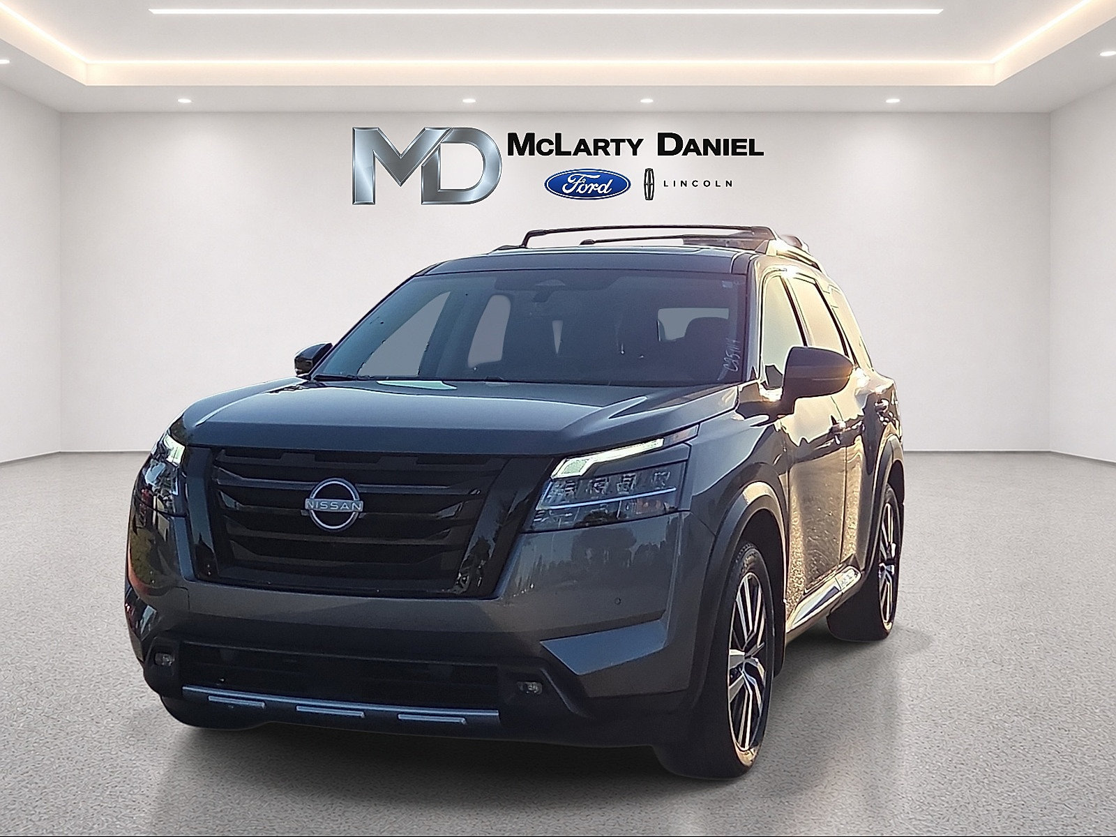 Used 2024 Nissan Pathfinder Platinum w/ Black Appearance Package AWD/4WD image 2