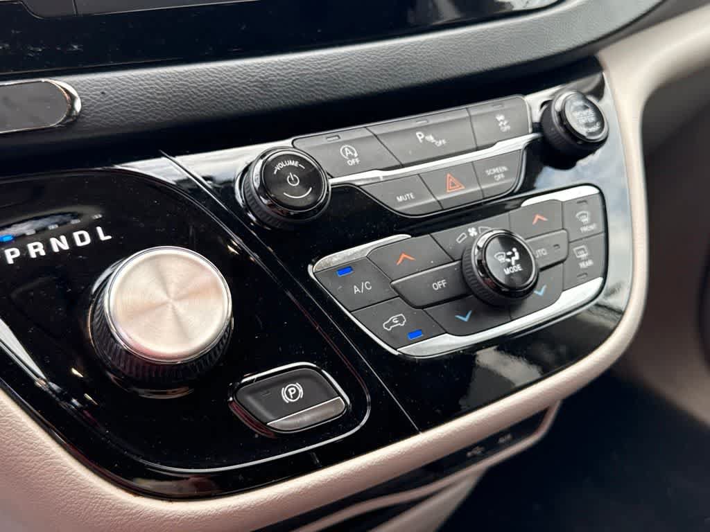 Used 2019 Chrysler Pacifica Touring-L FWD image 19