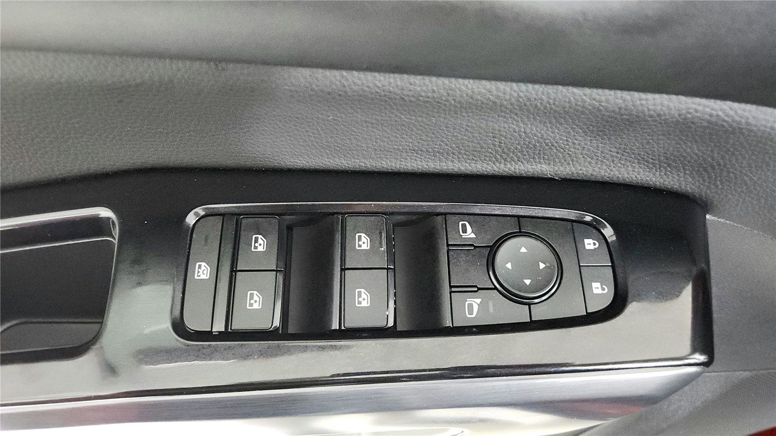 Used 2023 Nissan Pathfinder SL AWD/4WD image 9