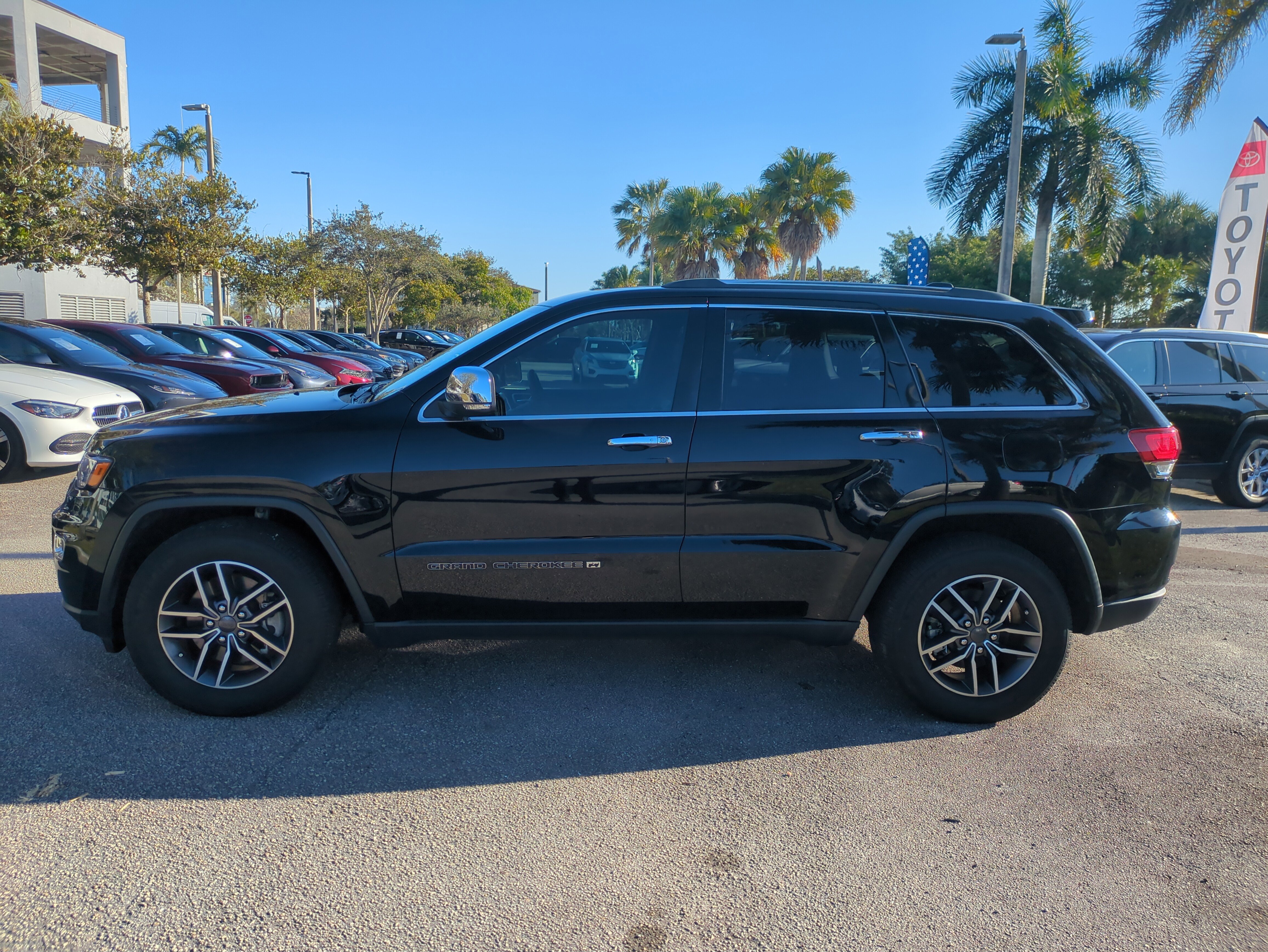 Certified 2022 Jeep Grand Cherokee Limited w/ Tech Group image 8