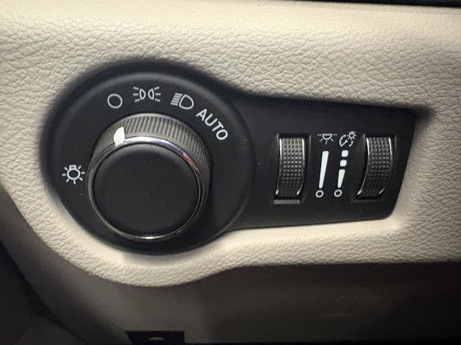 Used 2023 Chrysler Voyager LX FWD image 21