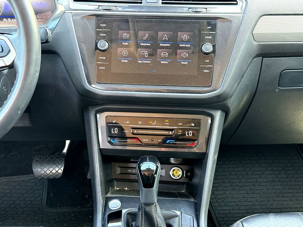 Certified 2024 Volkswagen Tiguan SE FWD image 31