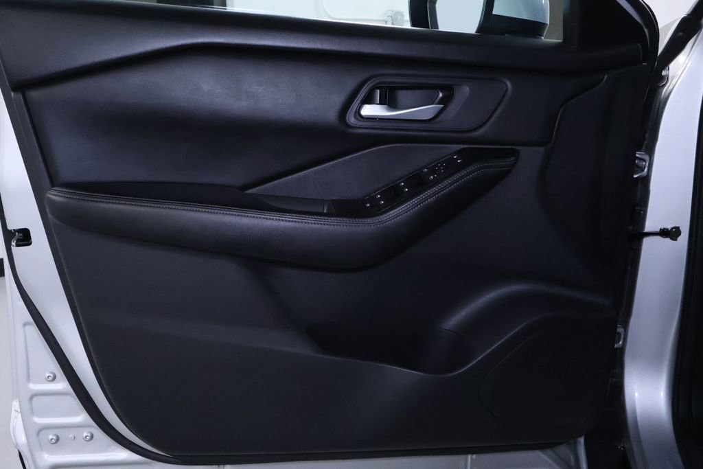 Used 2024 Nissan Rogue SV image 11