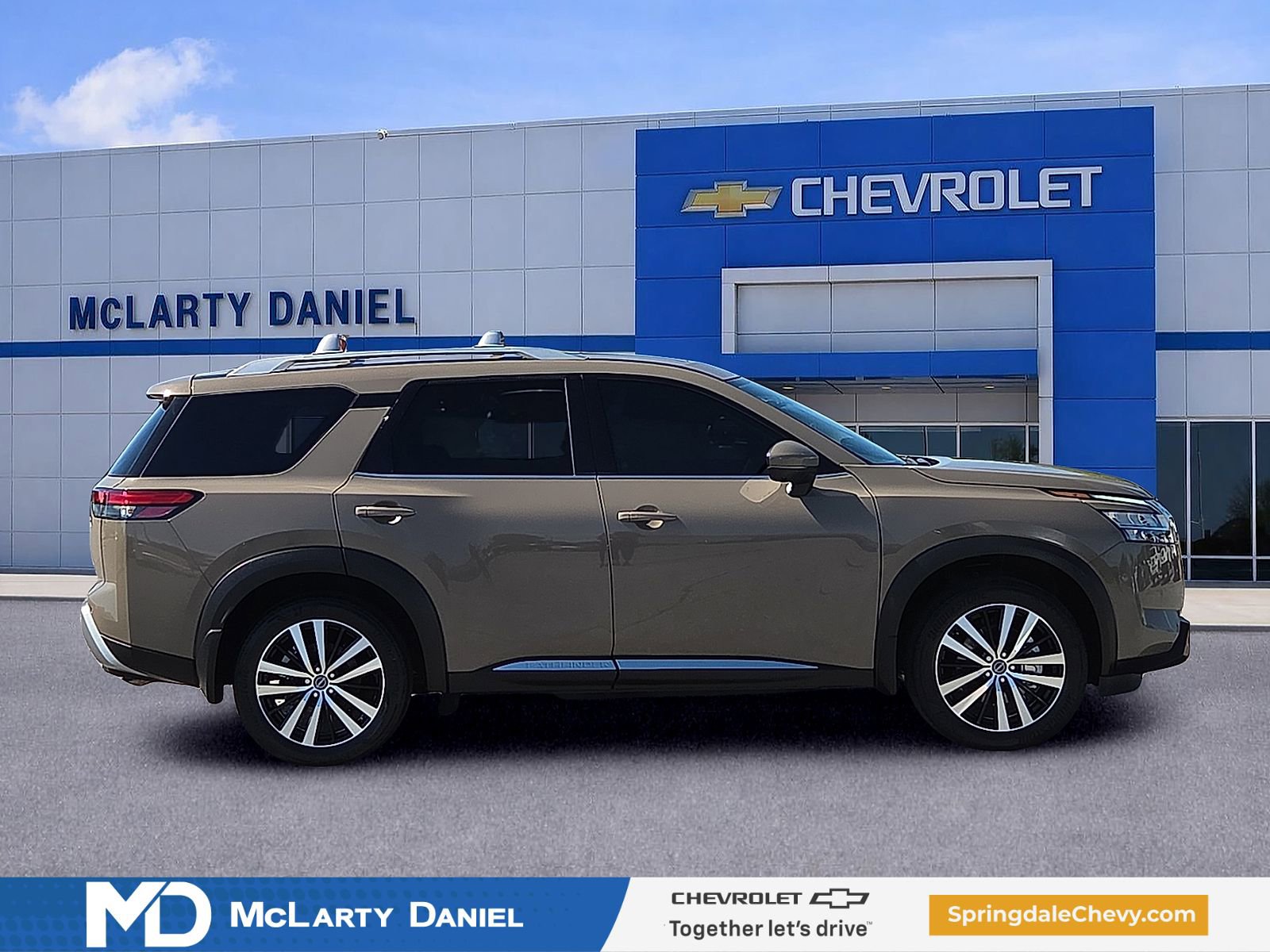 Used 2024 Nissan Pathfinder Platinum w/ Cargo Package FWD image 6