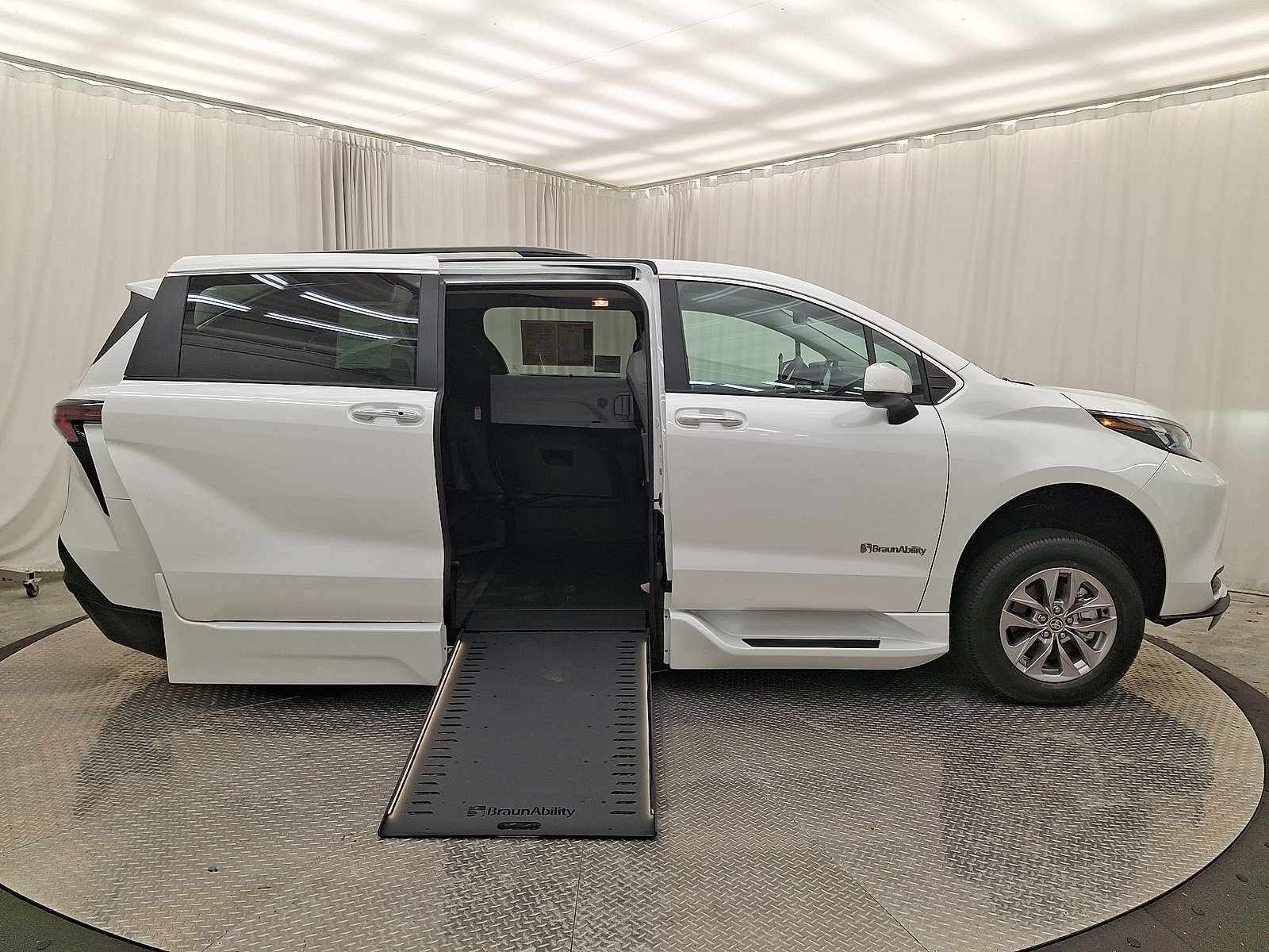 Used 2026 Toyota Sienna XLE FWD image 21