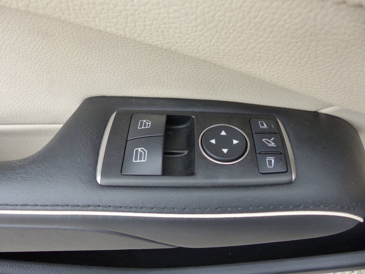 Used 2014 Mercedes-Benz SL 550 image 25