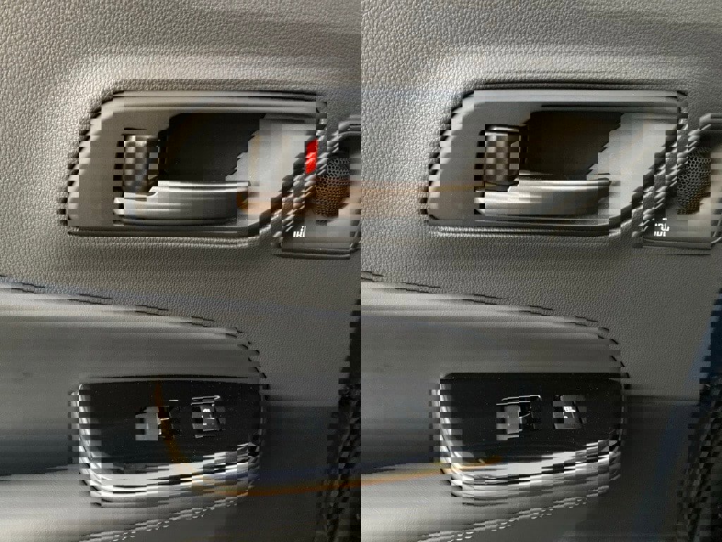 Used 2025 Toyota Crown Signia w/ Advanced Technology Package image 12