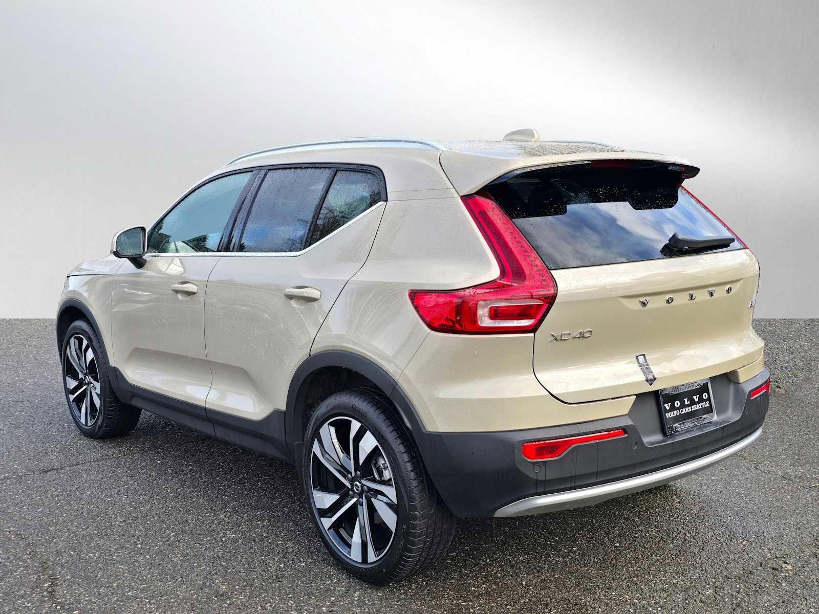 Certified 2025 Volvo XC40 B5 Plus w/ Climate Package image 5