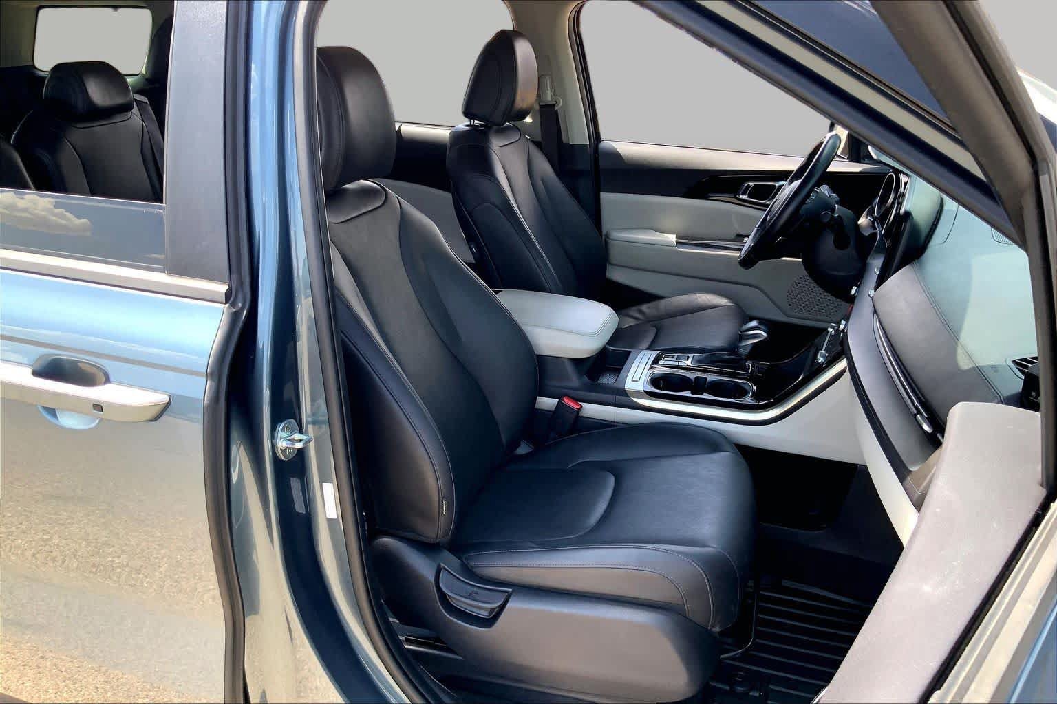 Used 2022 Kia Carnival EX FWD image 9