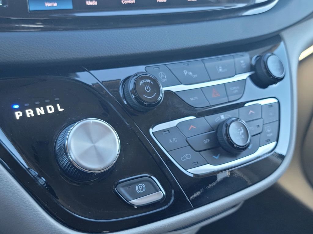 Certified 2023 Chrysler Pacifica Touring-L image 28