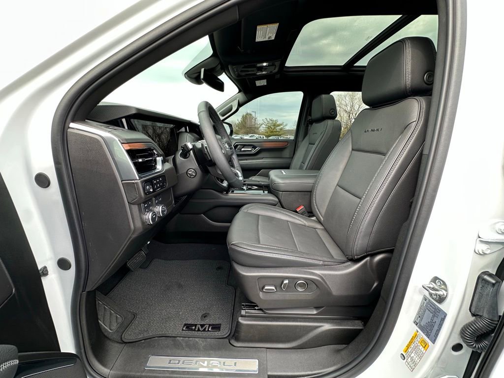 Used 2025 GMC Yukon XL Denali w/ Sun & Power Step Package image 2