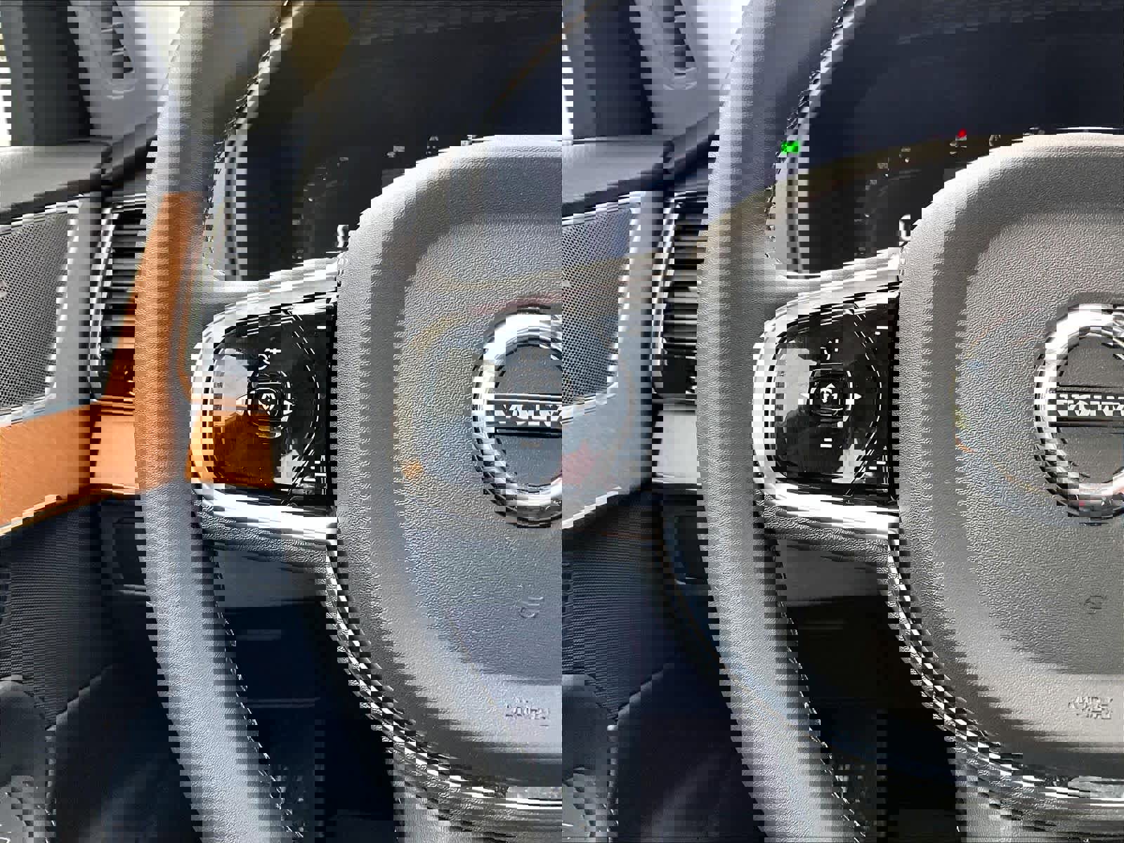 Used 2024 Volvo XC90 B6 Plus w/ Protection Package Premier image 24