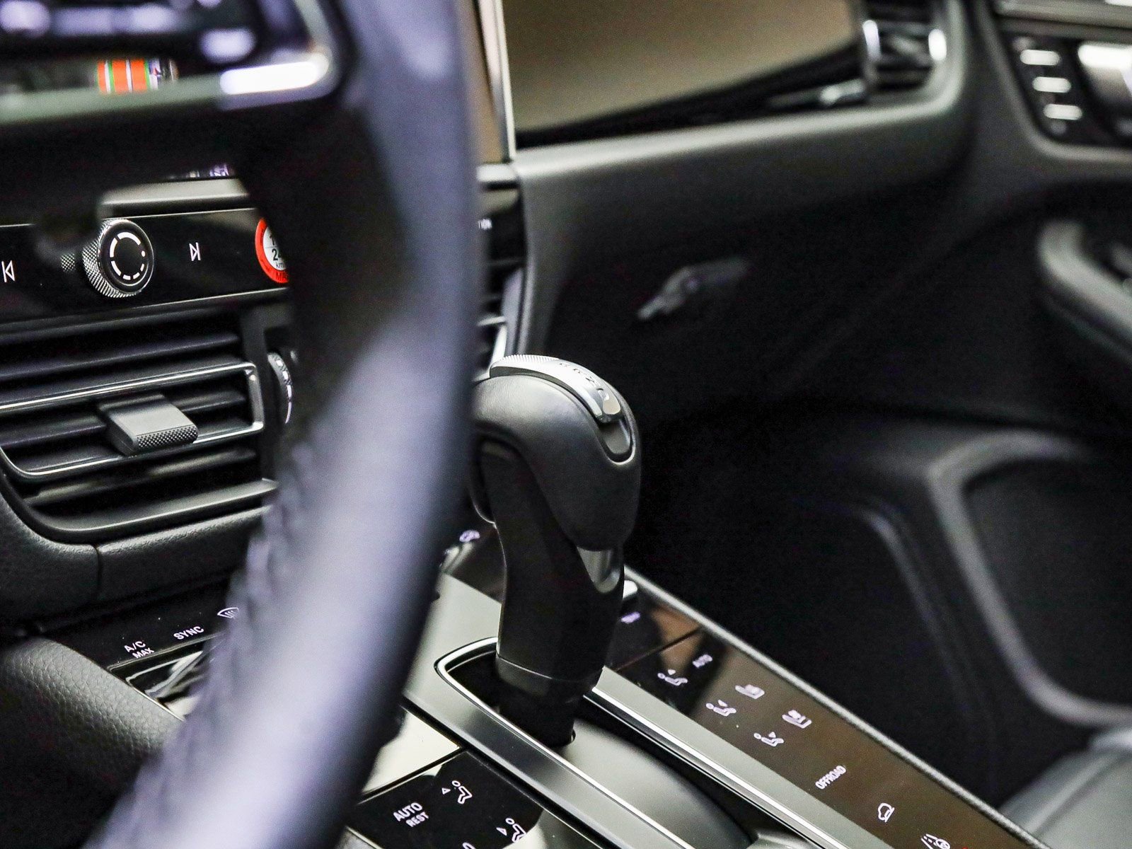 Certified 2025 Porsche Macan image 27