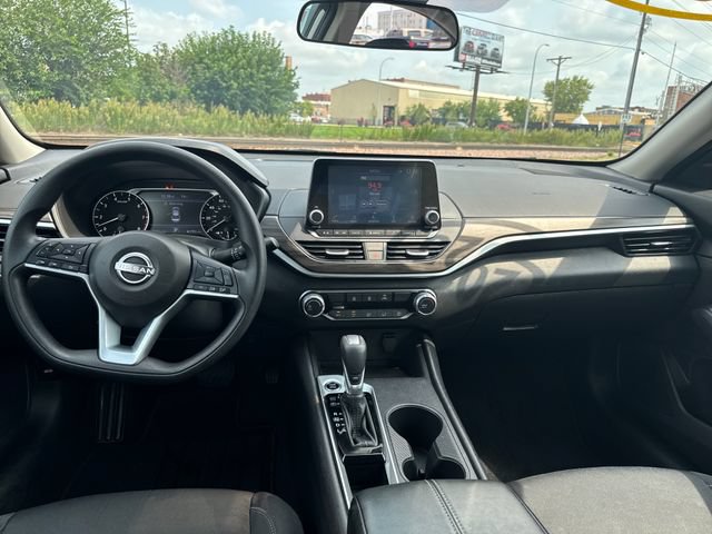 Used 2025 Nissan Altima 2.5 SV FWD image 13