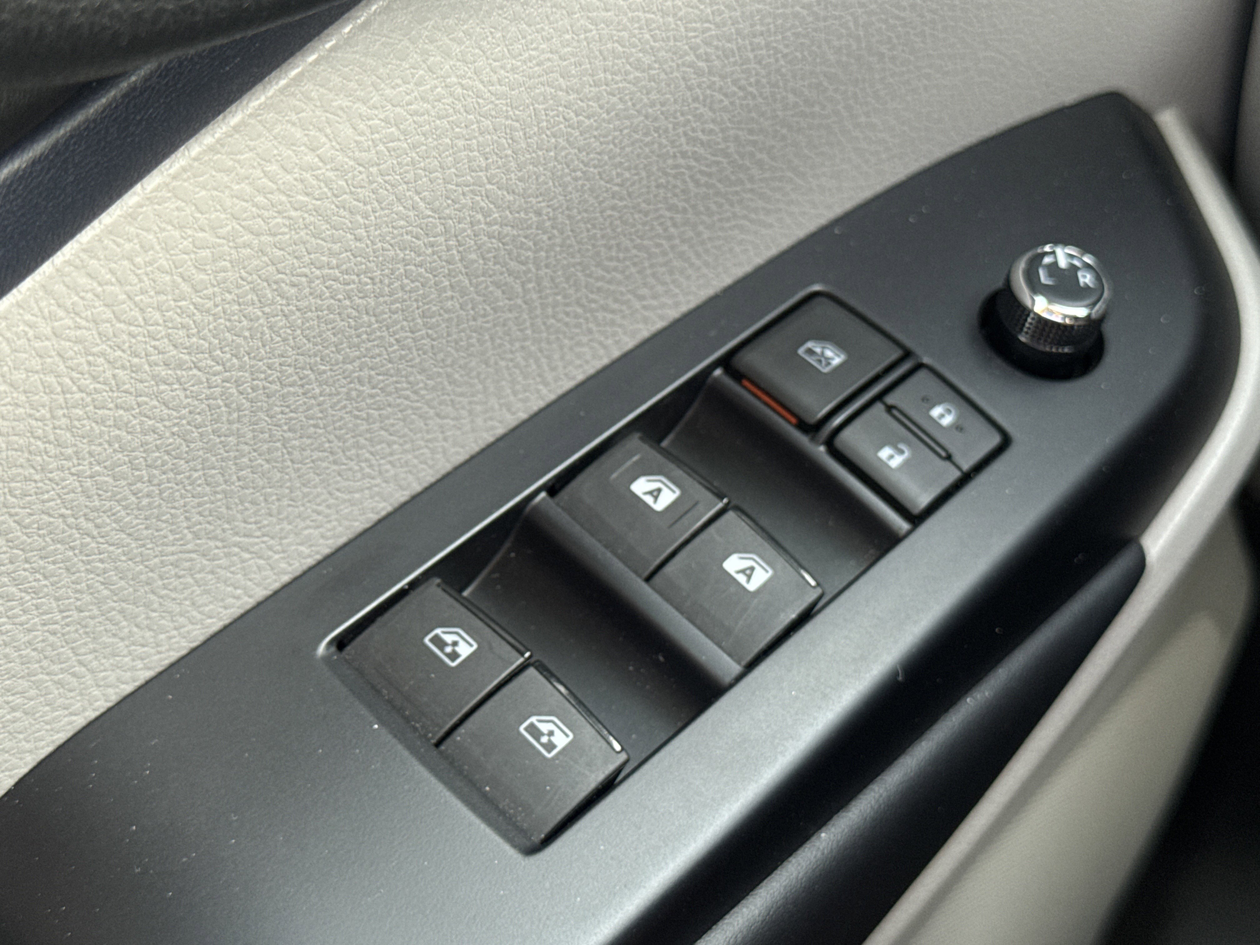 Used 2018 Toyota Highlander XLE FWD image 23