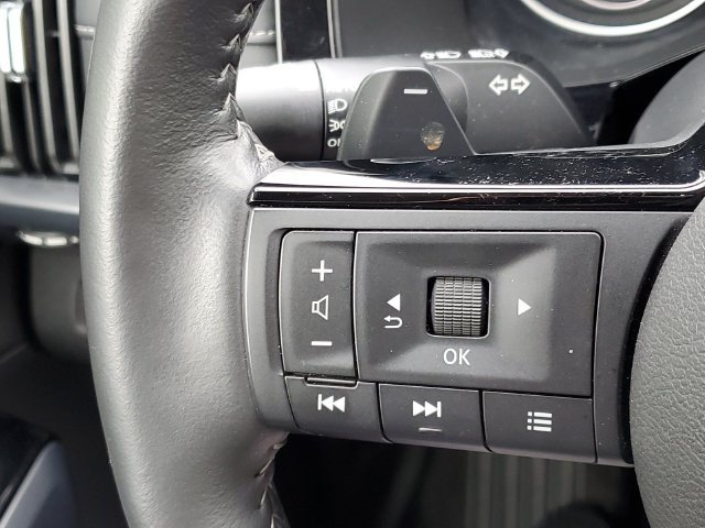 Used 2025 Nissan Pathfinder SL AWD/4WD image 12