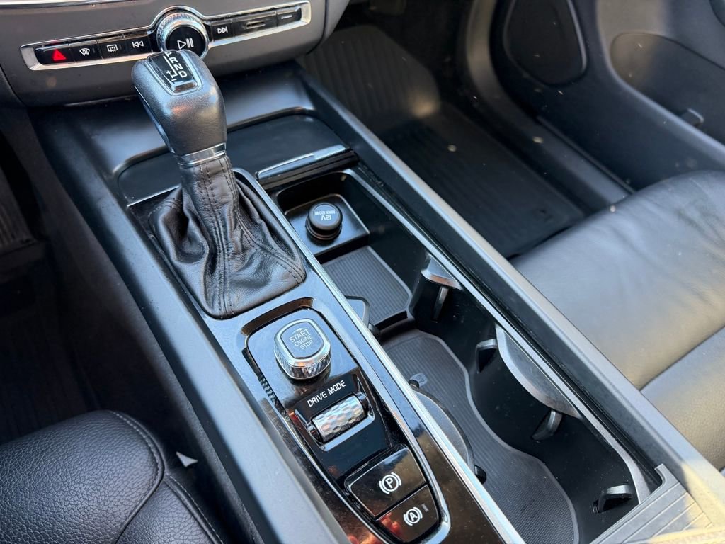Used 2020 Volvo XC60 T6 Momentum image 17