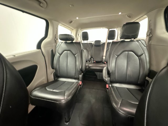 Used 2024 Chrysler Pacifica Touring-L FWD image 31